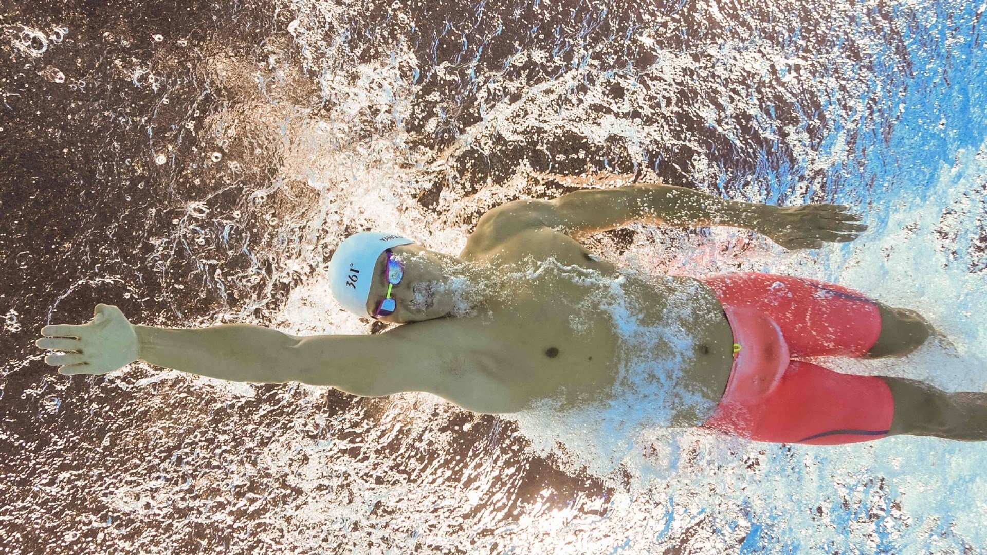 爱游戏电竞官网-自由泳划频节奏平稳，比赛控制力佳，自由泳划水路线有3种